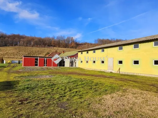 Eladó kereskedelmi és ipari ingatlan Komló, Hízlalda utca 800 nm