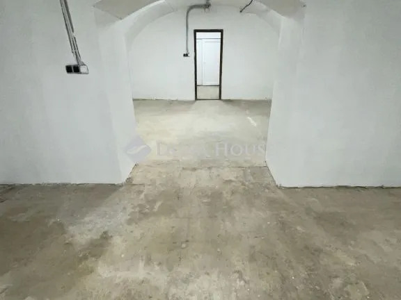 Eladó kereskedelmi és ipari ingatlan Pécs 216 nm