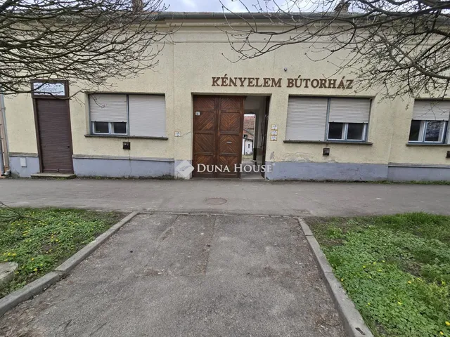 Kiadó kereskedelmi és ipari ingatlan Bóly 250 nm