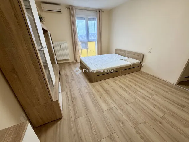 Kiadó lakás Pécs, József Attila utca 46 nm