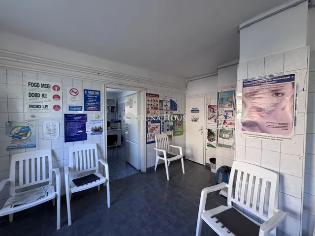 Eladó kereskedelmi és ipari ingatlan Komló, Petőfi tér 103 nm