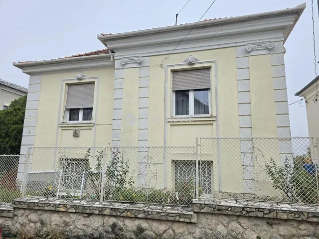 Eladó ház Pécs, Fogaras utca 190 nm