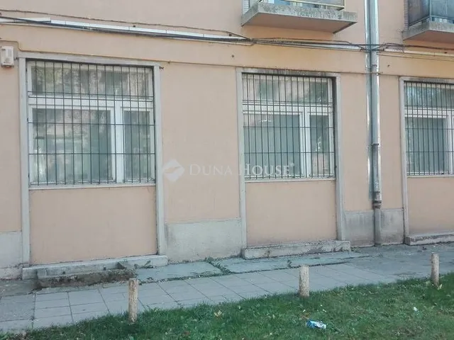 Eladó kereskedelmi és ipari ingatlan Komló 264 nm