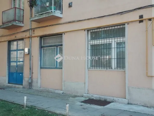 Eladó kereskedelmi és ipari ingatlan Komló, Vörösmarty Mihály utca 264 nm