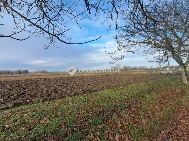 Eladó telek Kémes, Vértanúk utca 1040 nm