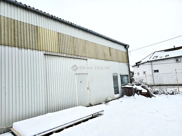 Kiadó kereskedelmi és ipari ingatlan Pécs, Légszeszgyár utca 117 nm