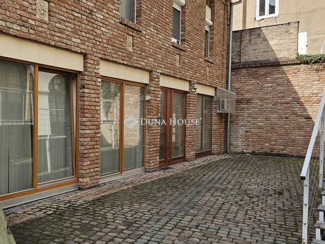 Eladó kereskedelmi és ipari ingatlan Pécs, Jókai tér 41 nm