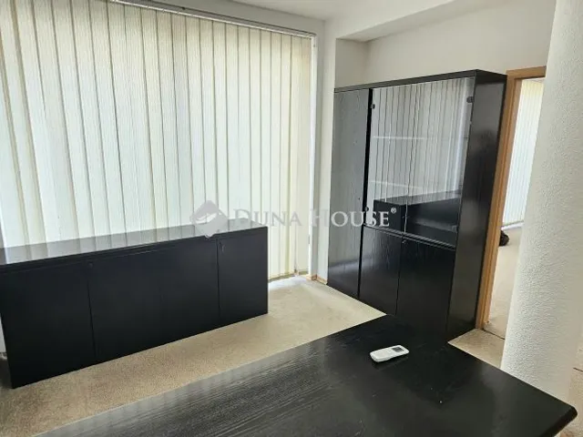 Eladó kereskedelmi és ipari ingatlan Pécs, Jókai tér 41 nm