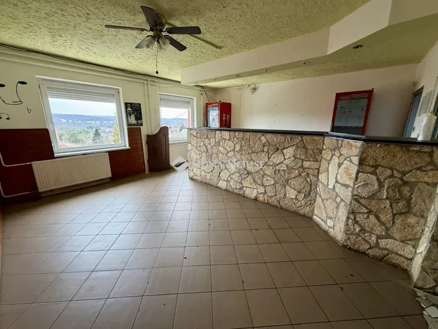 Eladó kereskedelmi és ipari ingatlan Komló, Attila utca 376 nm