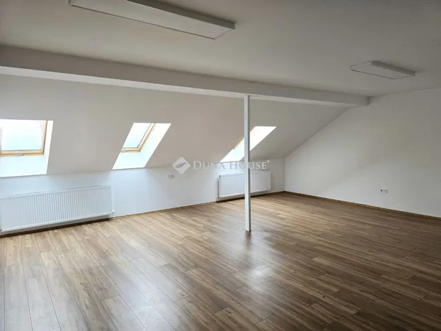 Eladó kereskedelmi és ipari ingatlan Pécs 600 nm