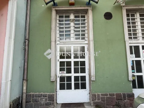 Eladó kereskedelmi és ipari ingatlan Komló, Zrínyi tér 27 nm