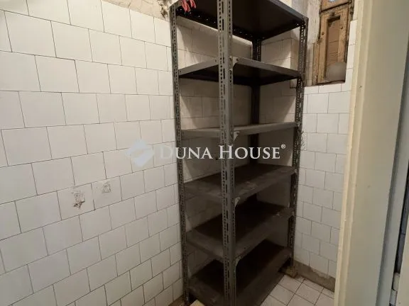 Eladó kereskedelmi és ipari ingatlan Komló, Zrínyi tér 27 nm