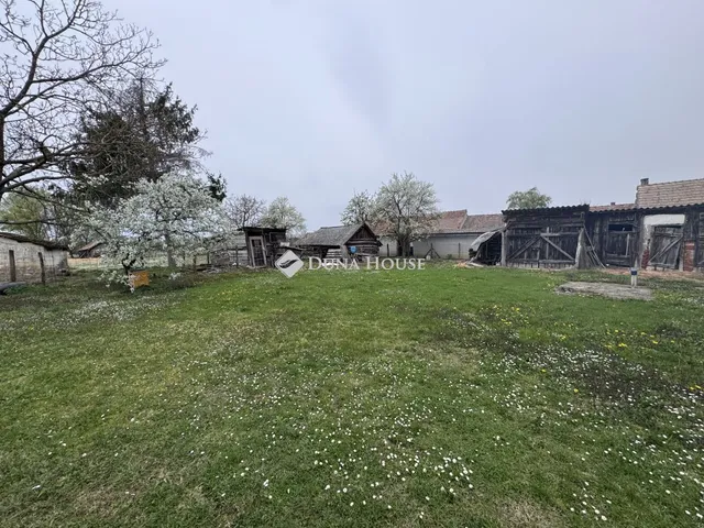 Eladó ház Pusztakovácsi, Fő utca 2000 nm