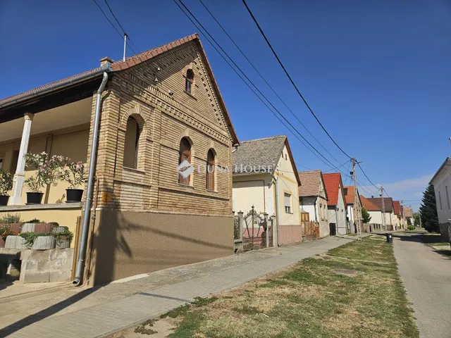 Eladó ház Szűr 90 nm