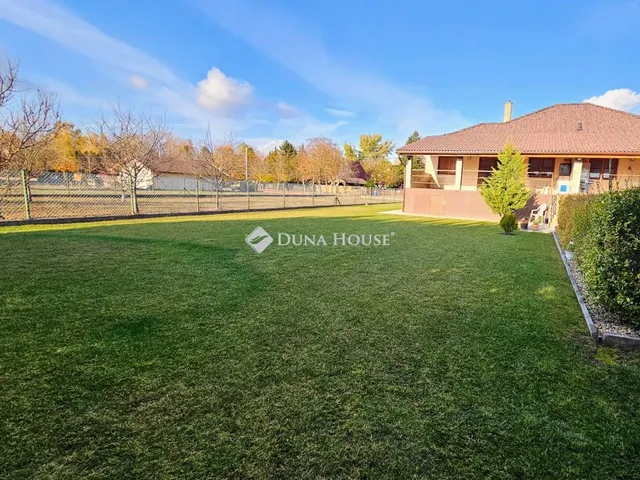 Eladó ház Szigetcsép, Napos út 180 nm