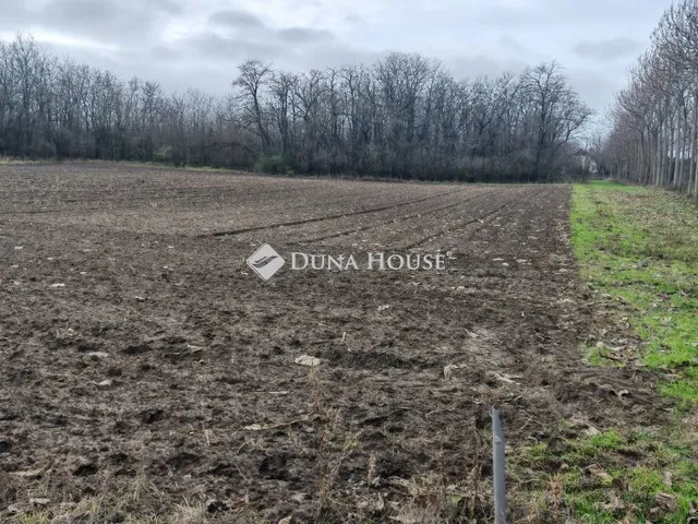 Eladó telek Áporka 3712 nm