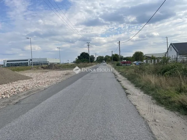 Eladó telek Budapest XV. kerület 875 nm