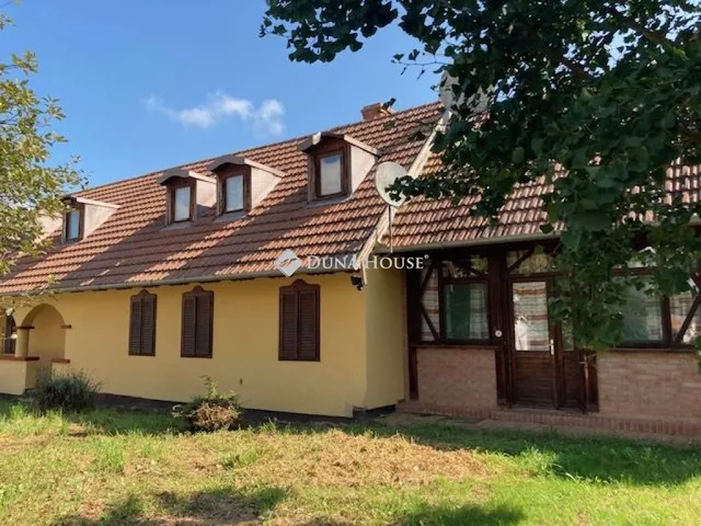 Eladó ház Hollád, Cservölgyi utca 200 nm