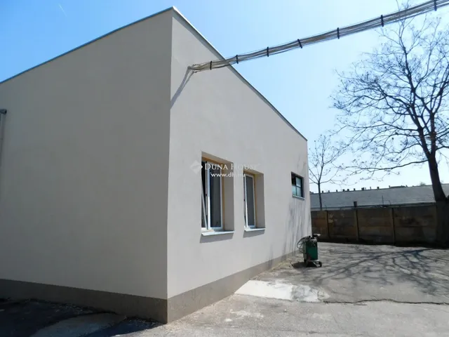 Eladó kereskedelmi és ipari ingatlan Szombathely, Éhen Gyula-lakótelep 198 nm