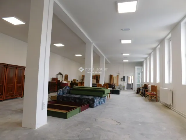 Eladó kereskedelmi és ipari ingatlan Szombathely, Éhen Gyula-lakótelep 198 nm