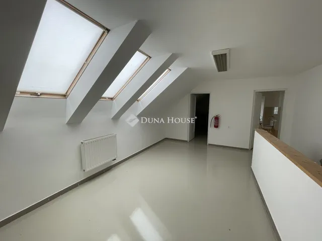 Kiadó kereskedelmi és ipari ingatlan Egyházasrádóc 215 nm