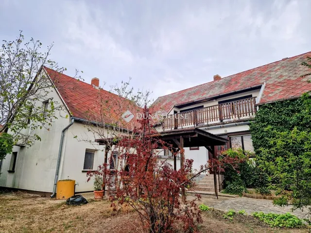 Eladó ház Gyenesdiás, Hunyadi köz 260 nm