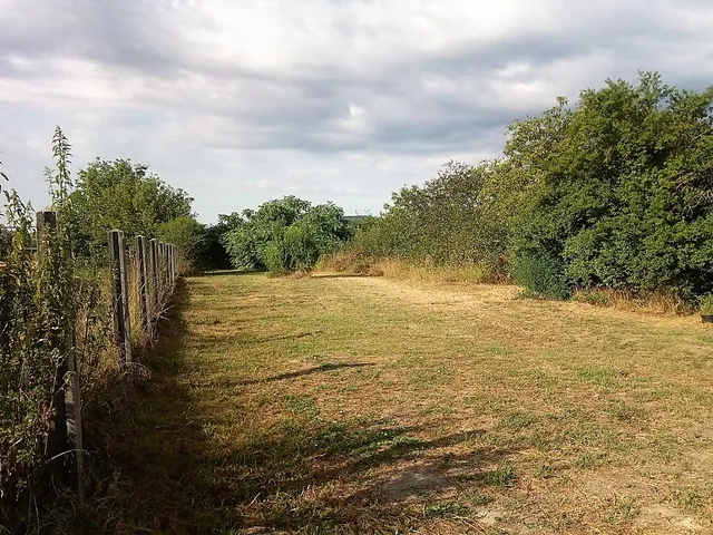 Eladó telek Tát, Fő út 1100 nm