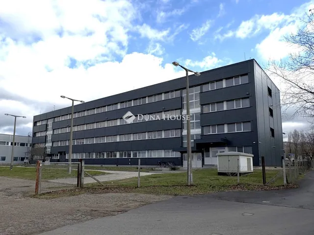Eladó kereskedelmi és ipari ingatlan Esztergom, Matus Gyula utca 2704 nm