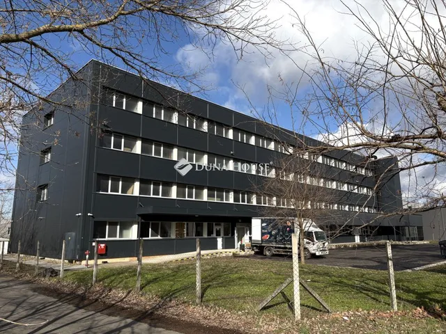 Eladó kereskedelmi és ipari ingatlan Esztergom, Matus Gyula utca 2704 nm