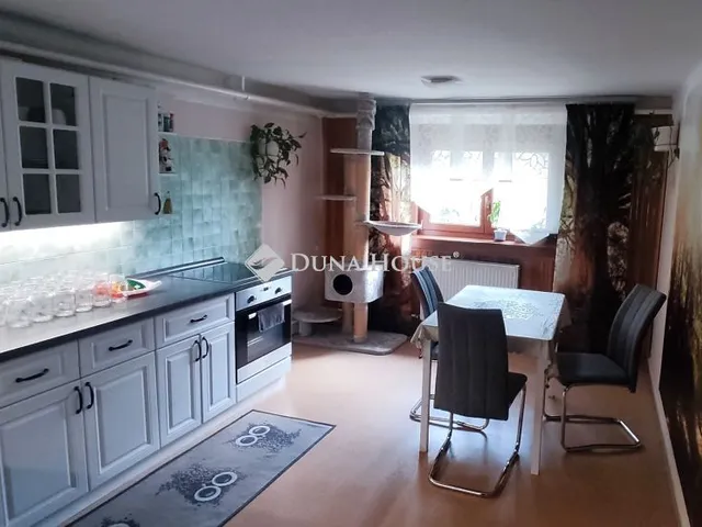 Eladó ház Nagysáp, Damjanich János utca 200 nm