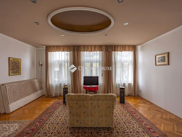 Eladó ház Pápa 377 nm