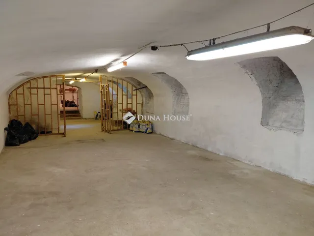 Eladó kereskedelmi és ipari ingatlan Budapest IV. kerület 97 nm