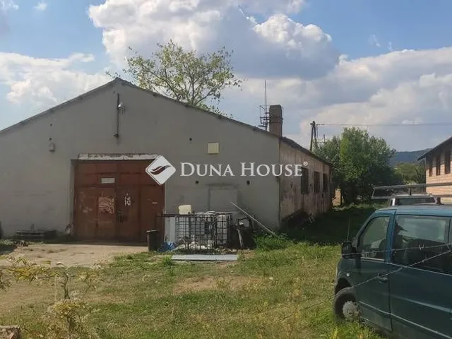 Eladó kereskedelmi és ipari ingatlan Pécs 600 nm