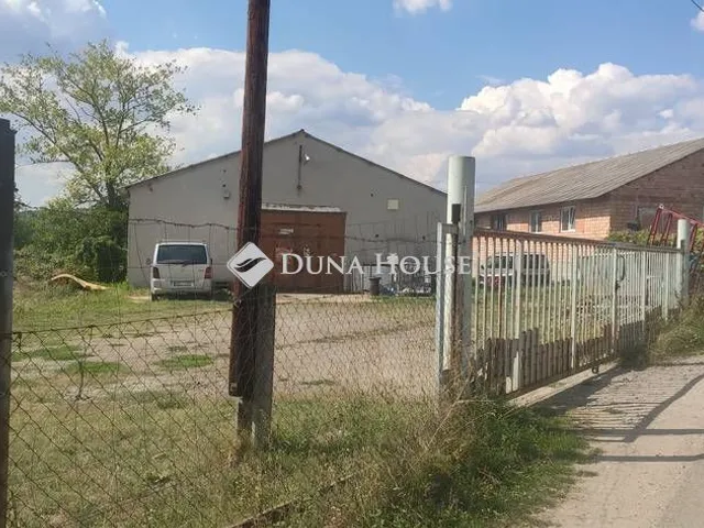 Eladó kereskedelmi és ipari ingatlan Pécs, Dobogó dűlő 600 nm
