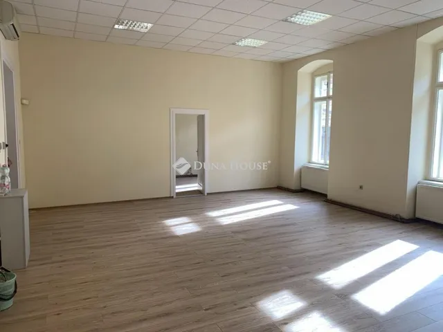 Eladó kereskedelmi és ipari ingatlan Pécs, Király utca 186 nm