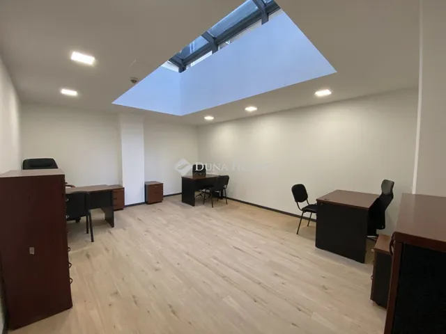 Kiadó kereskedelmi és ipari ingatlan Pécs, Király utca 26 nm