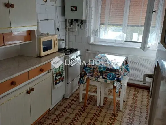 Eladó lakás Pécs, Komlói út 55 nm