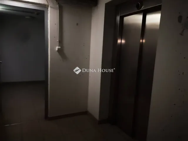 Kiadó garázs Pécs, Király utca 12 nm