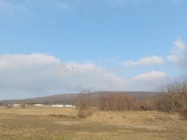 Eladó telek Budajenő 8050 nm