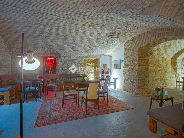 Kiadó kereskedelmi és ipari ingatlan Budapest VI. kerület 250 nm