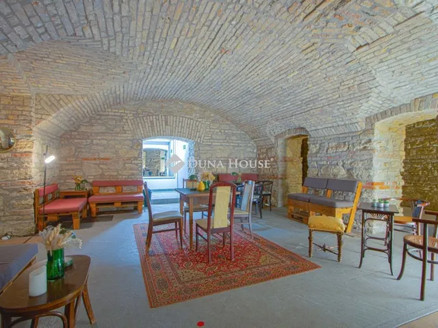 Kiadó kereskedelmi és ipari ingatlan Budapest VI. kerület 250 nm