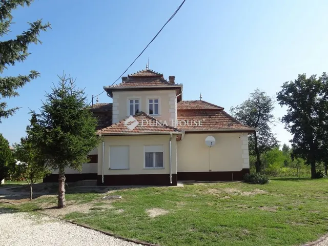 Eladó ház Csengőd 360 nm