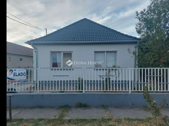 Eladó ház Izsák, Kada Elek utca 65 nm