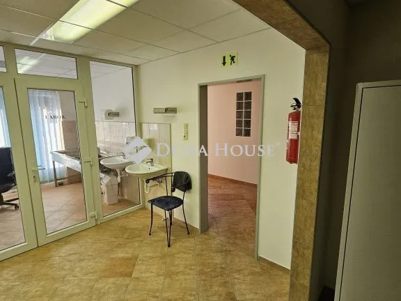 Eladó kereskedelmi és ipari ingatlan Kecskemét 300 nm