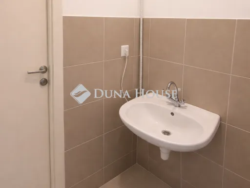 Eladó kereskedelmi és ipari ingatlan Nagykőrös 49 nm