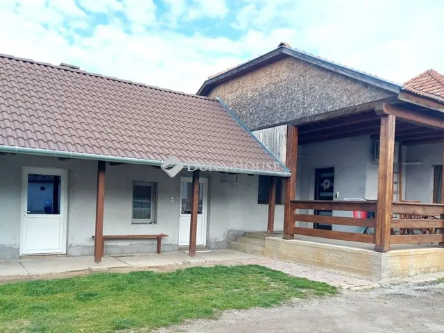 Eladó ház Izsák 74 nm