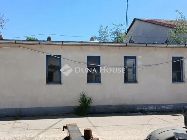 Kiadó kereskedelmi és ipari ingatlan Kecskemét 120 nm