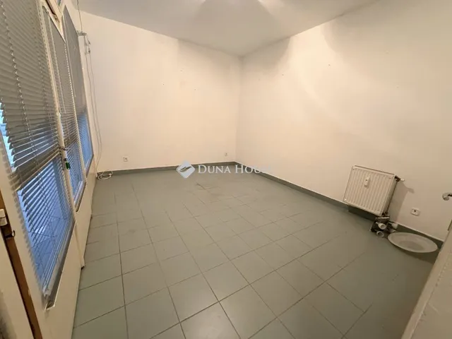 Kiadó kereskedelmi és ipari ingatlan Kecskemét, Dobó István körút 18 nm