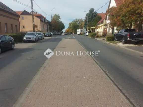 Eladó kereskedelmi és ipari ingatlan Budaörs, Budapesti út 458 nm