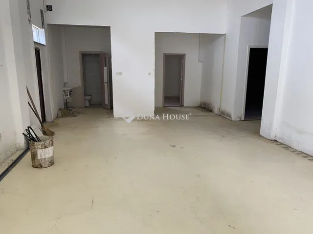 Eladó kereskedelmi és ipari ingatlan Budapest X. kerület 800 nm